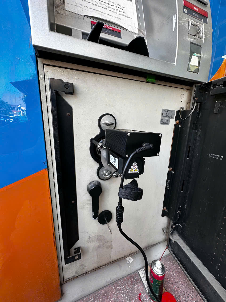 AutoDialer V4 gá trên cửa két bên trong một cây ATM